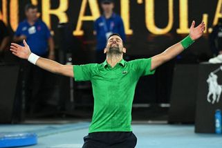 Velkolepé tenisové divadlo. Nezničitelný Djokovič v pěti setech srazil Sinnera a je ve finále